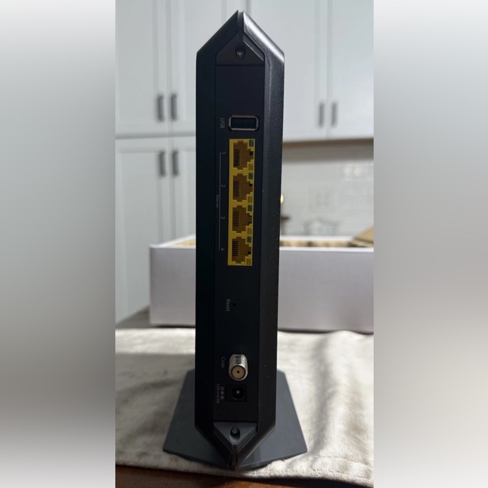 Netgear Nighthawk AC1900 Wifi Cable Modem & Router In One (C7000) great cond - Picture 8 of 10